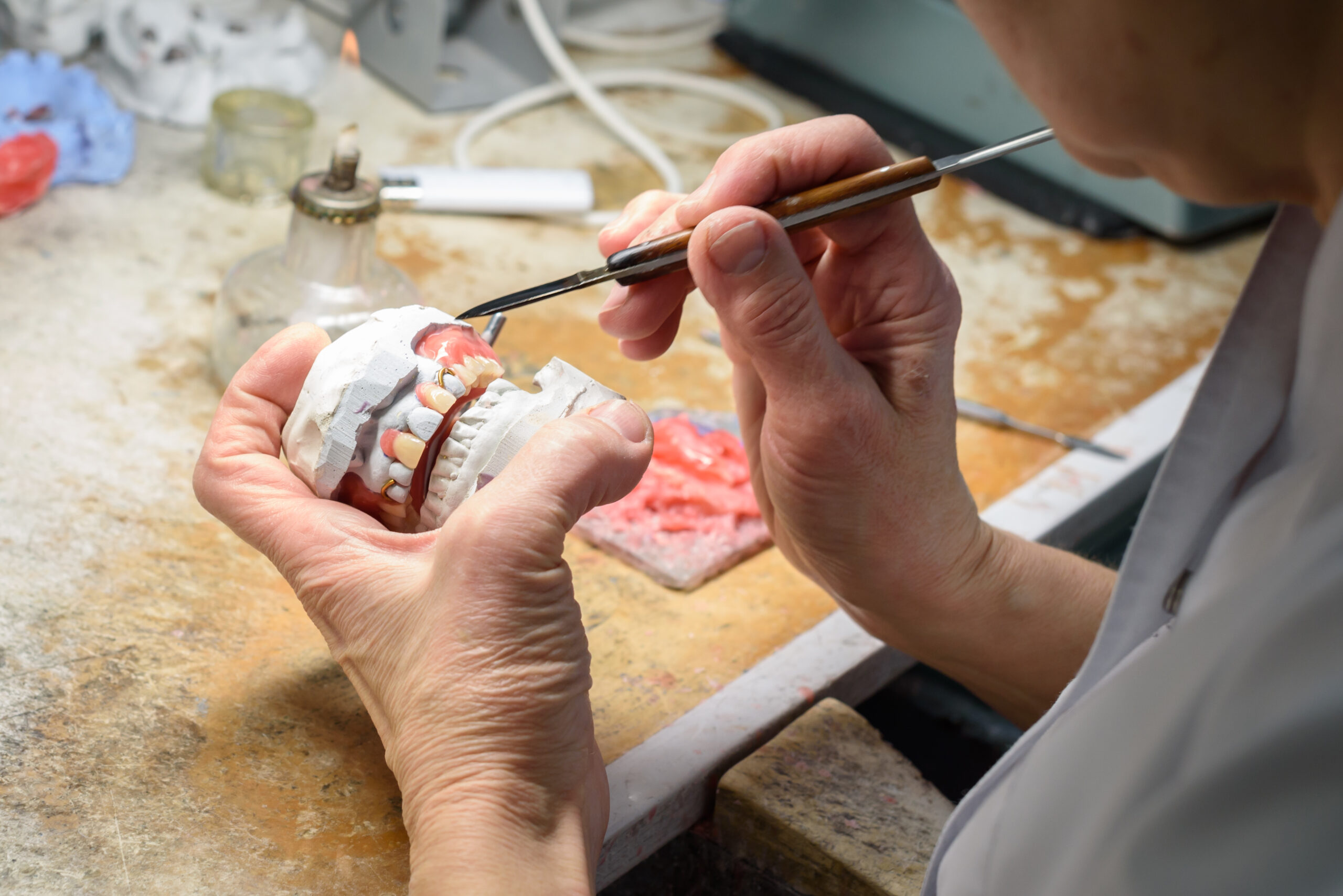concetto-dentale-protesi-dei-denti-attrezzature-per-cliniche-dentali https://odontoiatrialatina.it/wp-content/uploads/2023/10/concetto-dentale-protesi-dei-denti-attrezzature-per-cliniche-dentali-scaled.jpg
