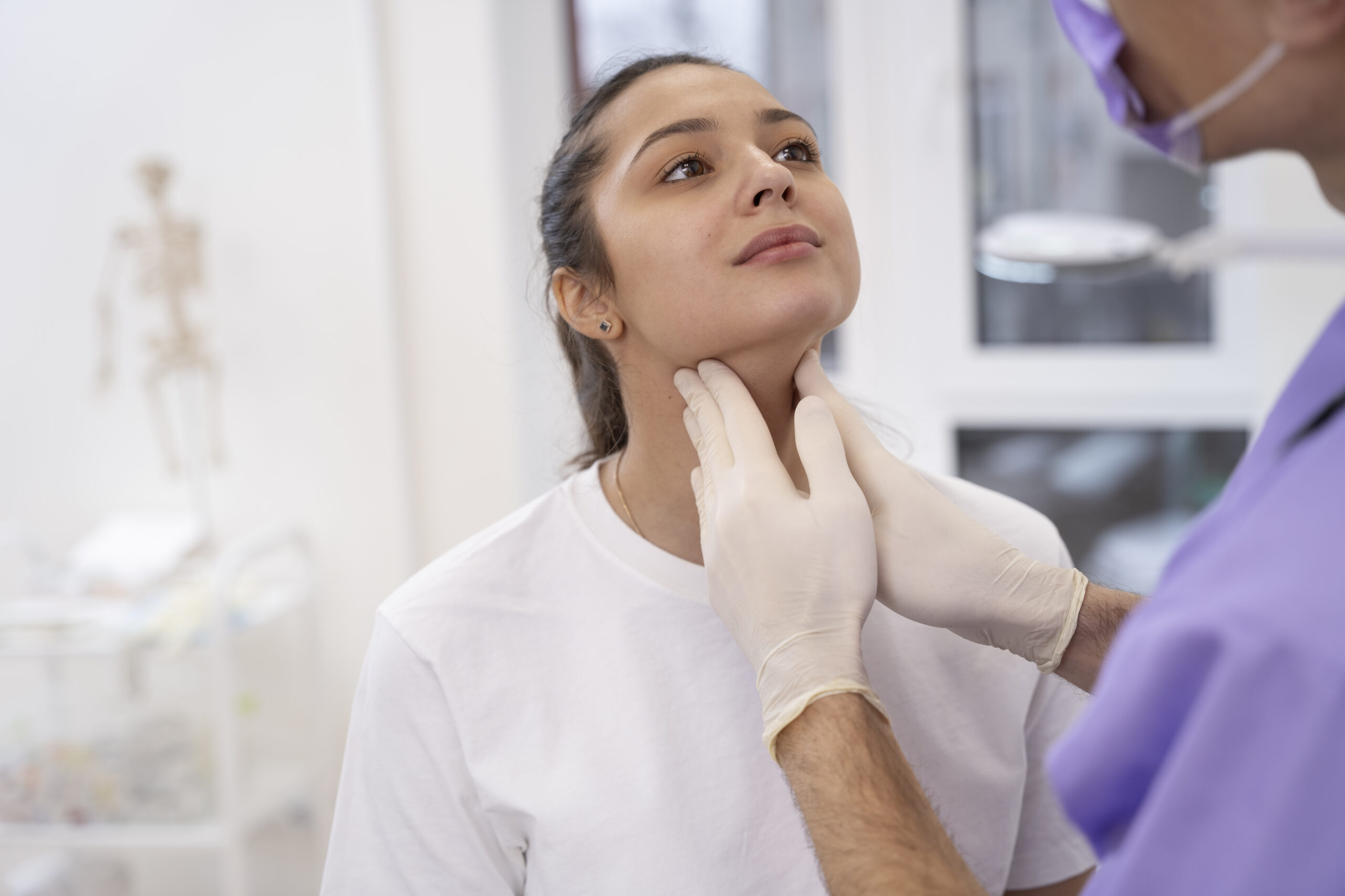 medico-che-esegue-un-controllo-medico-di-routine https://odontoiatrialatina.it/wp-content/uploads/2023/10/medico-che-esegue-un-controllo-medico-di-routine-scaled.jpg